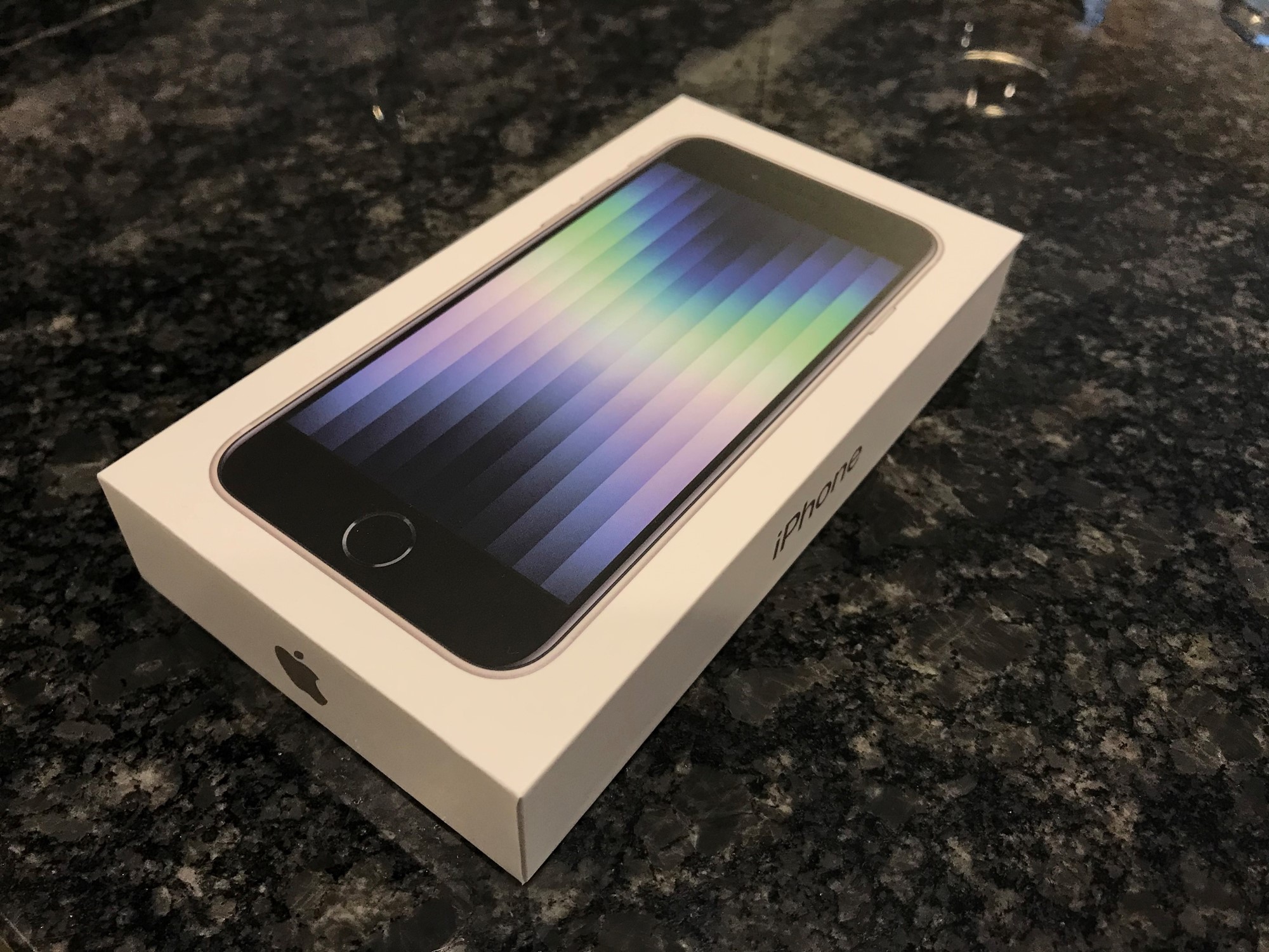 ヨドバシドットコムから届いたsimフリーiPhoneSE第三世代の箱